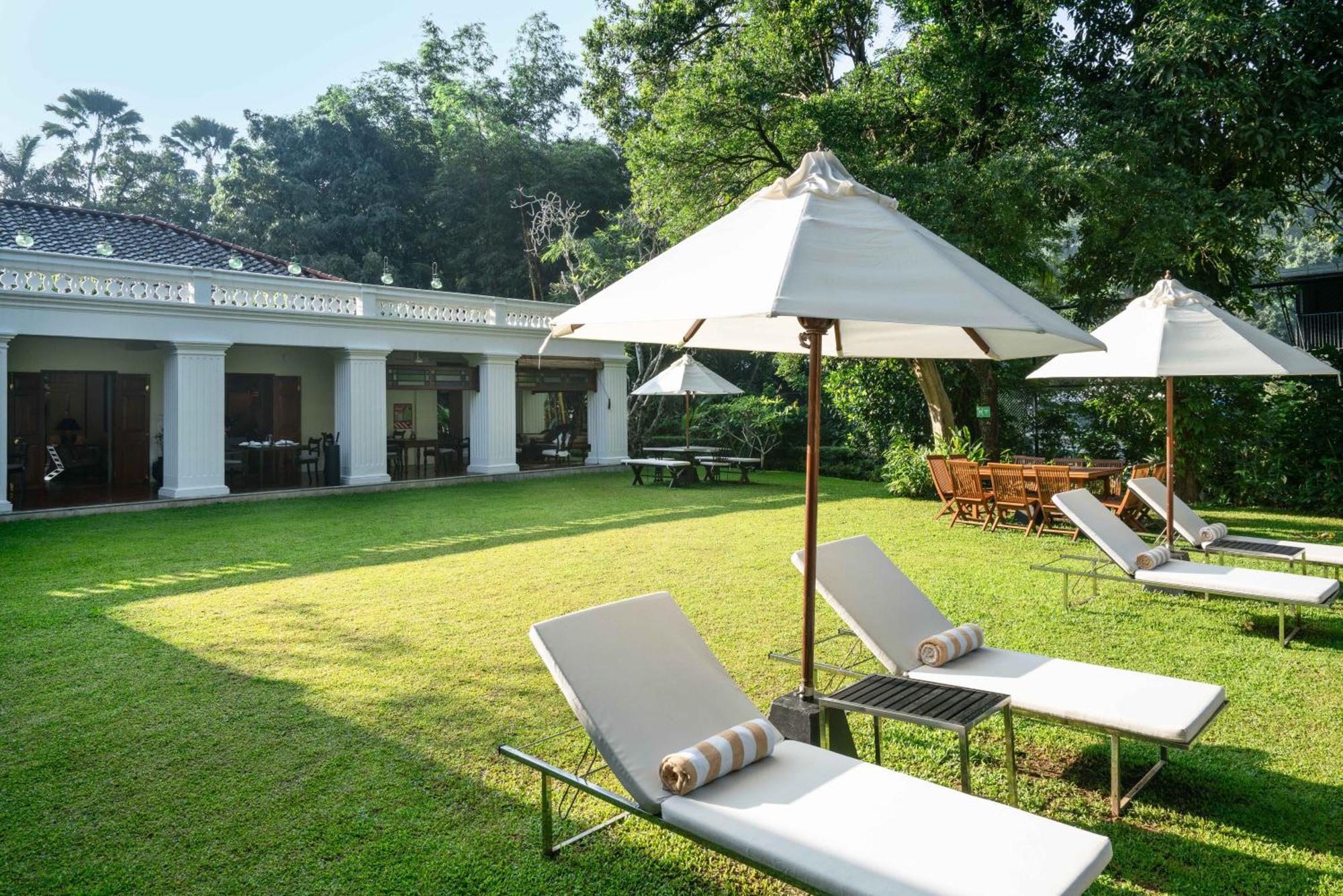 Taru Villas Канди Екстериор снимка